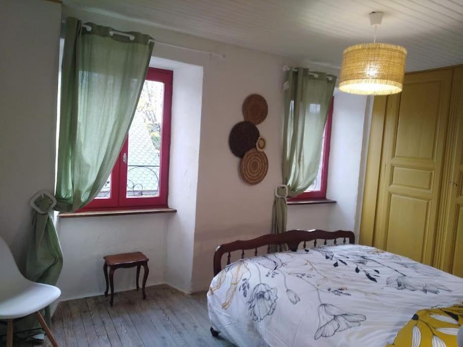 Appartement Cozy Dans Maison Privee Tauves Exterior photo