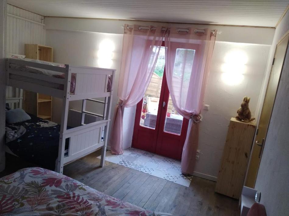 Appartement Cozy Dans Maison Privee Tauves Exterior photo